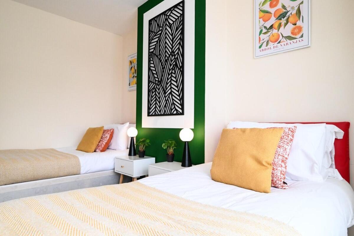 4 Bedroom House By Littlepiggyrentals Short Lets & Serviced Accommodation Luton With Superfast Wifi المظهر الخارجي الصورة