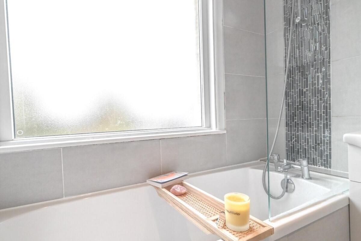 4 Bedroom House By Littlepiggyrentals Short Lets & Serviced Accommodation Luton With Superfast Wifi المظهر الخارجي الصورة