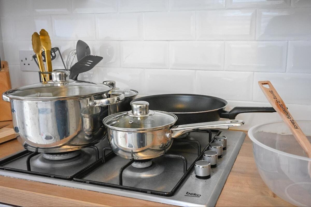 4 Bedroom House By Littlepiggyrentals Short Lets & Serviced Accommodation Luton With Superfast Wifi المظهر الخارجي الصورة