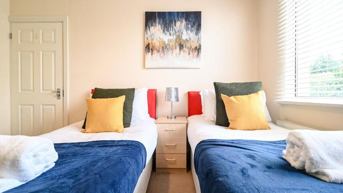 4 Bedroom House By Littlepiggyrentals Short Lets & Serviced Accommodation Luton With Superfast Wifi المظهر الخارجي الصورة