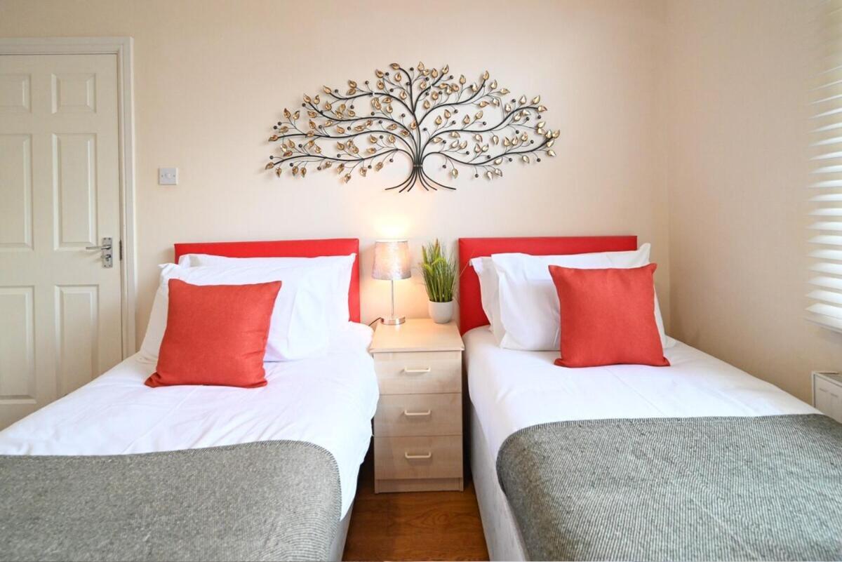 4 Bedroom House By Littlepiggyrentals Short Lets & Serviced Accommodation Luton With Superfast Wifi المظهر الخارجي الصورة